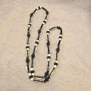 #345 Necklace bead black and white